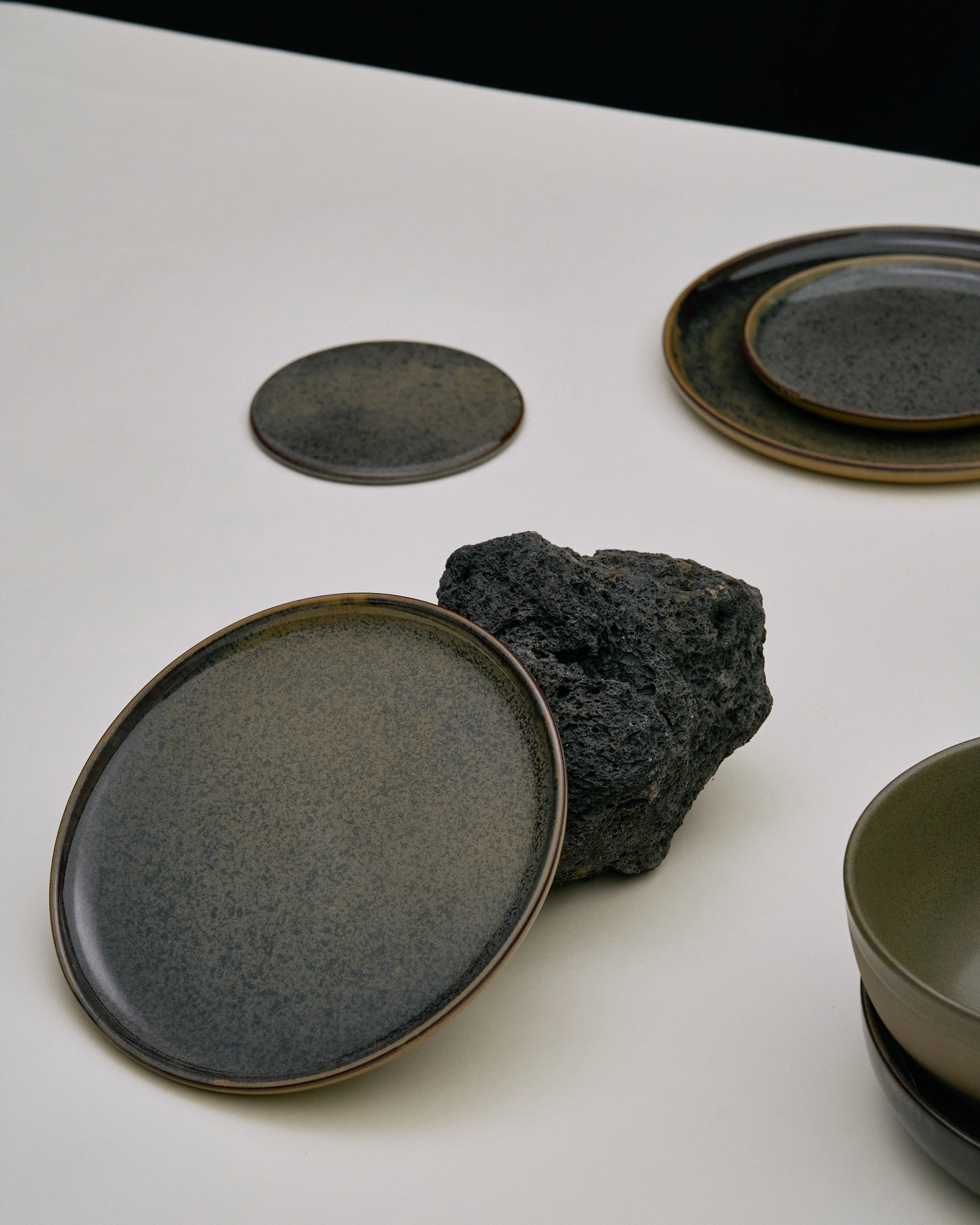 Dessert plate indi gray Surface - Image 2