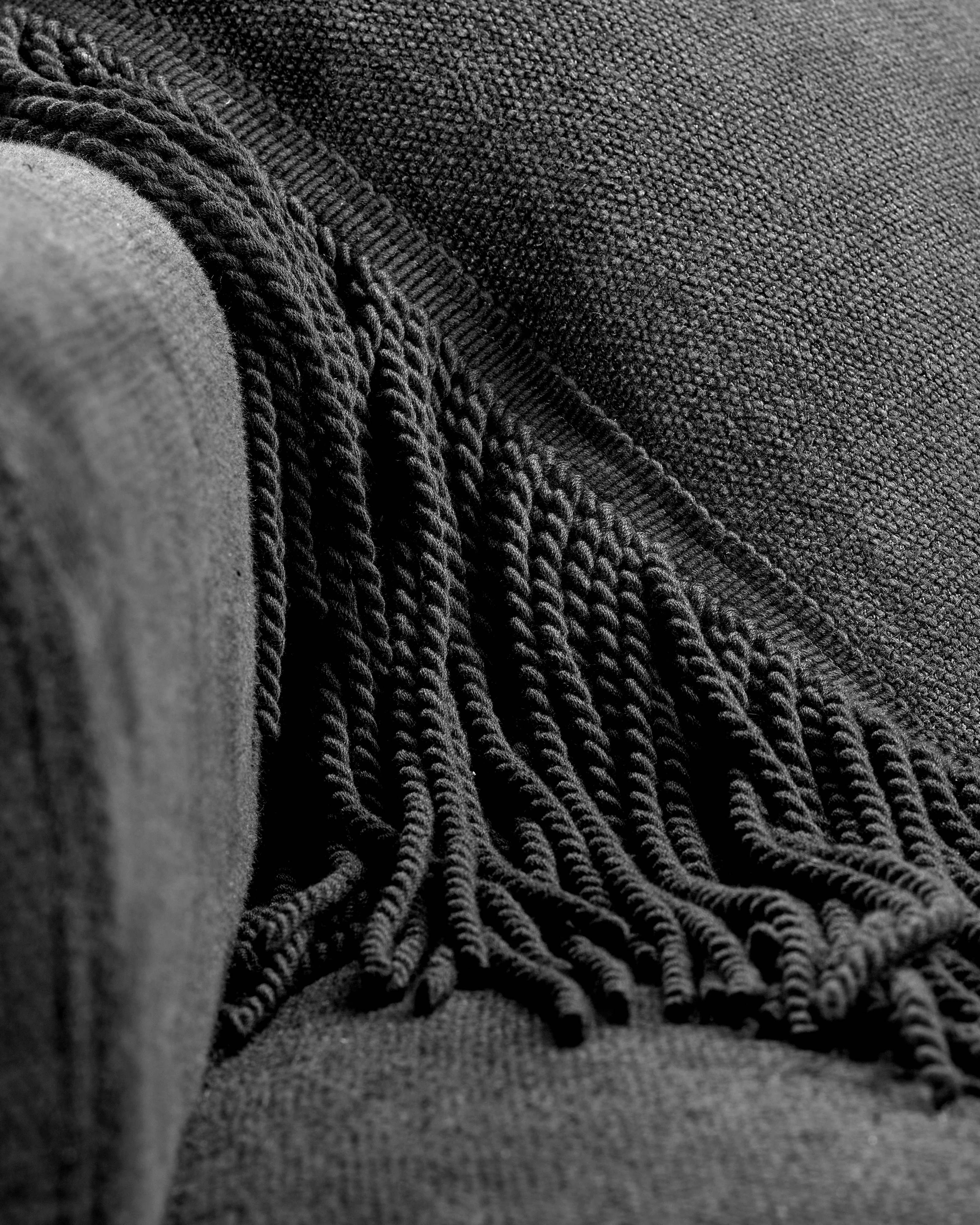Extra cushion black with black fringes Frou - Image 5