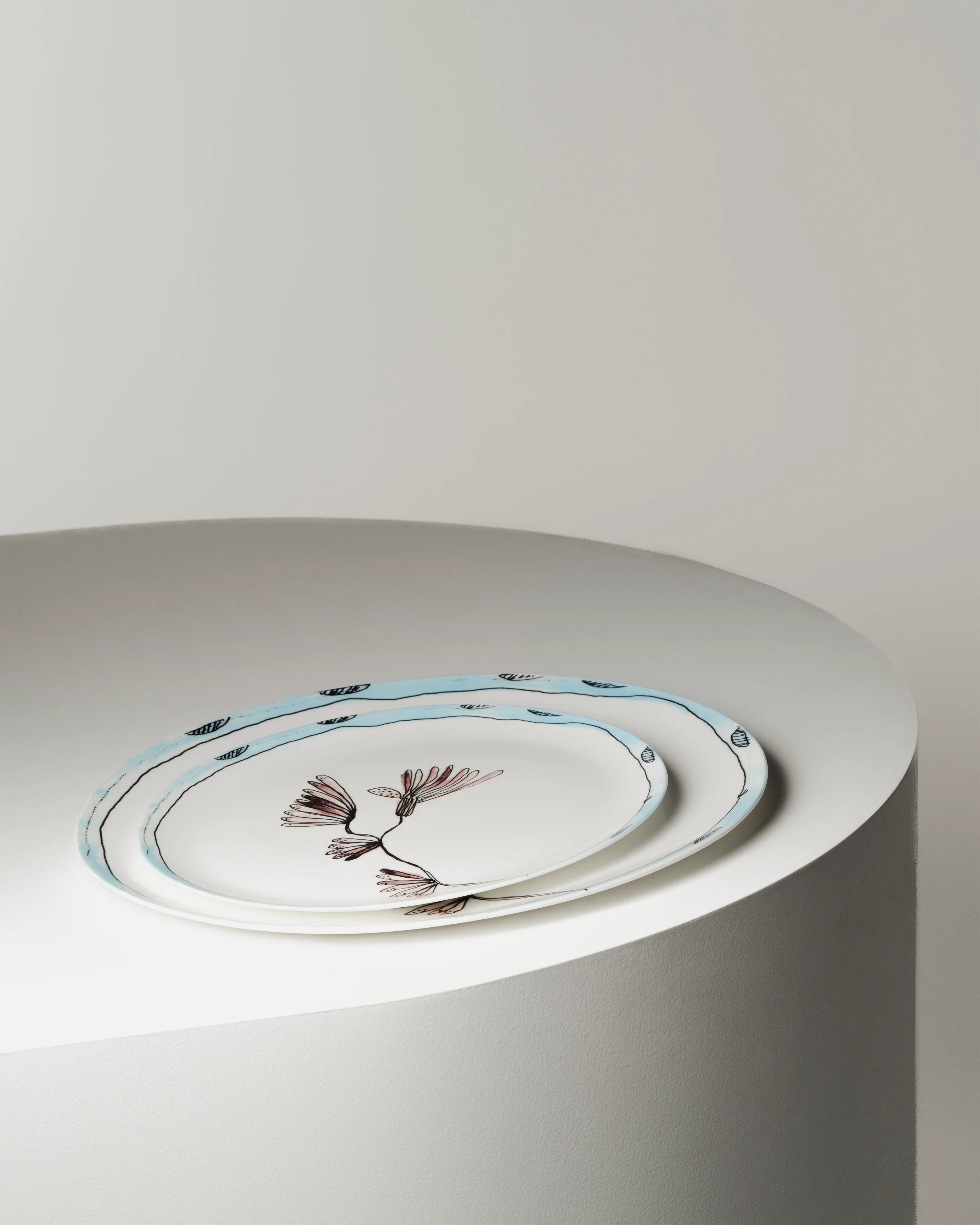 Oval plate °2 L Camelia aubergine Midnight Flowers - Image 2