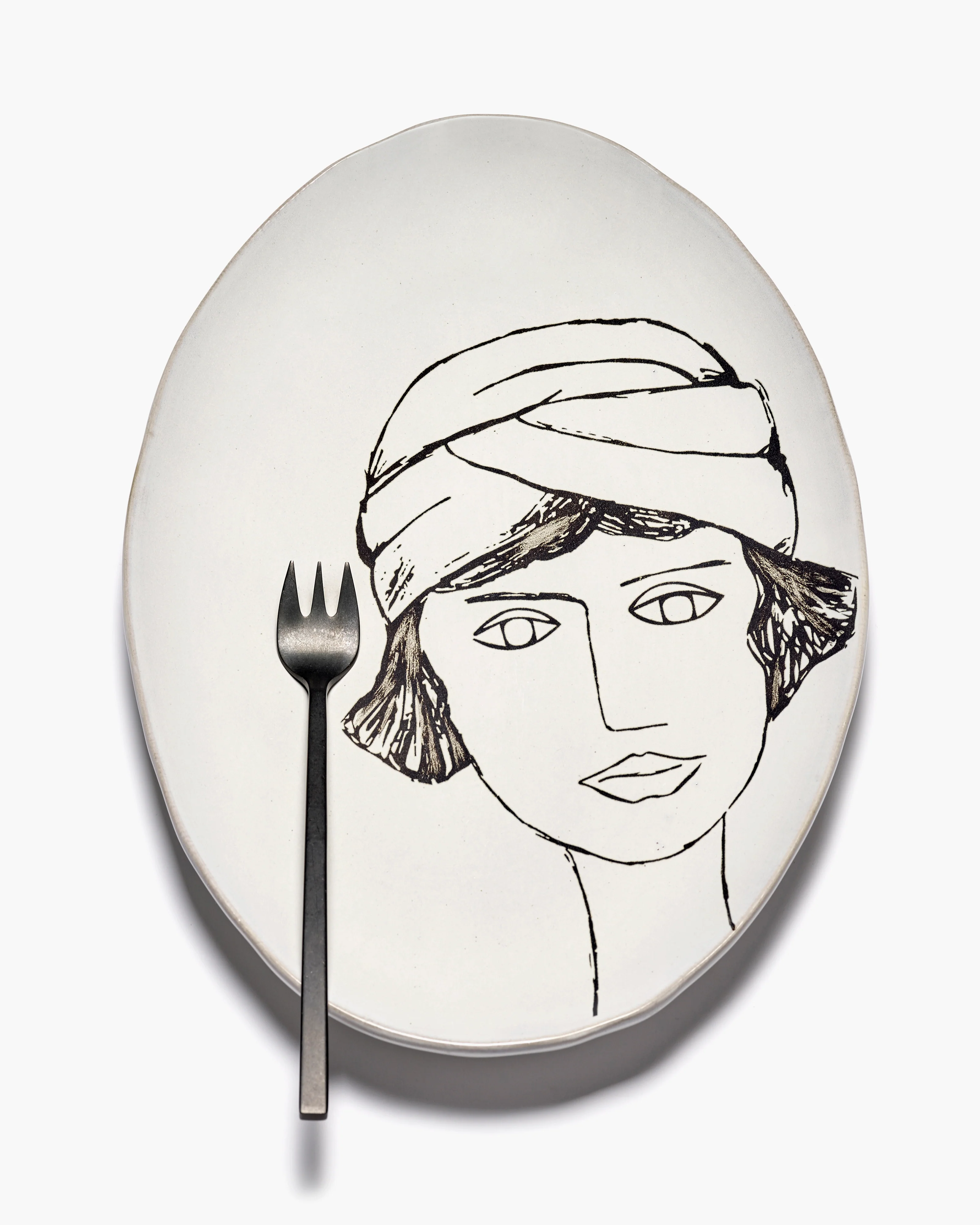 Oval plate off-white - black La Mère - Image 3