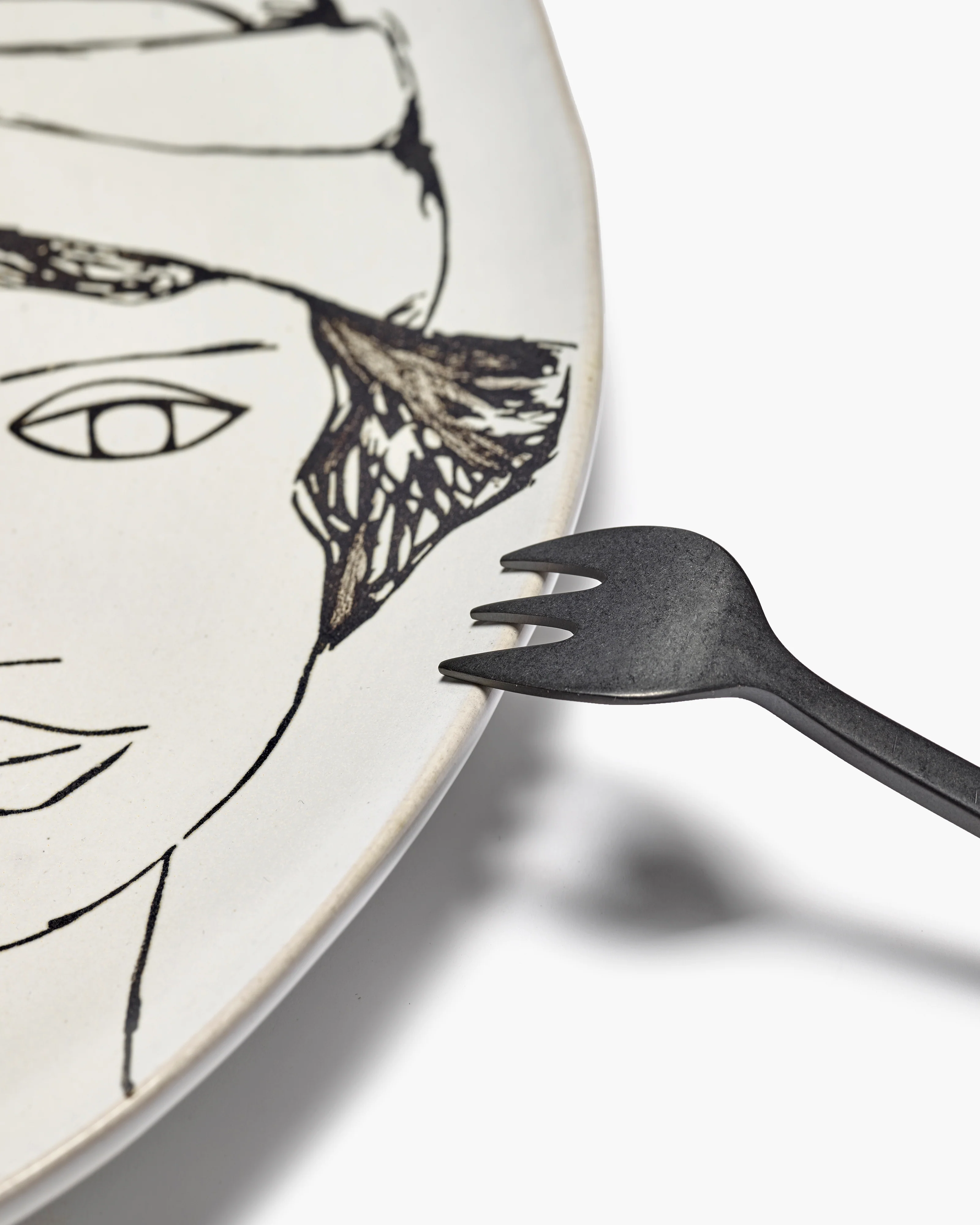 Oval plate off-white - black La Mère - Image 4