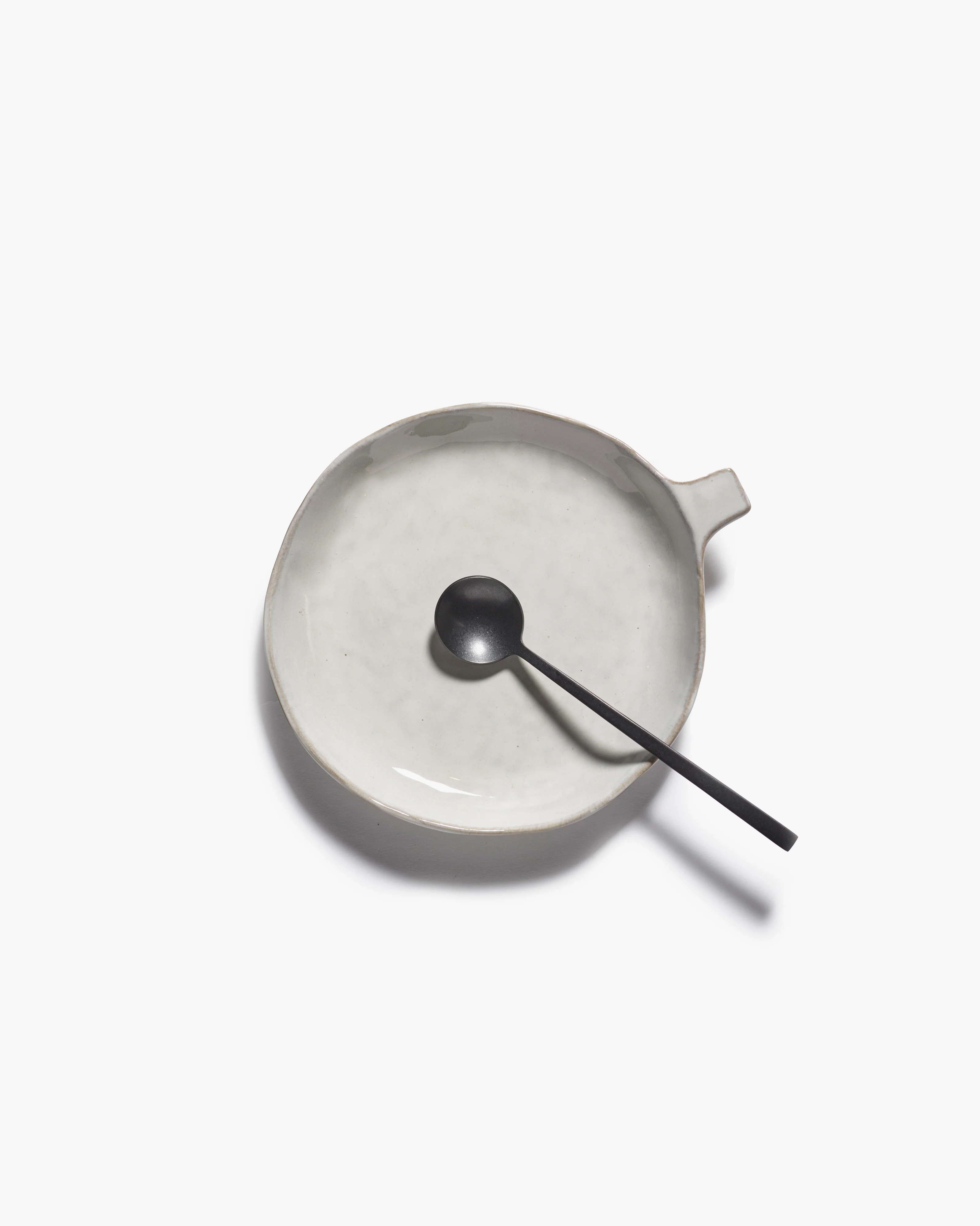 Plate with handle off-white La Mère - Image 4