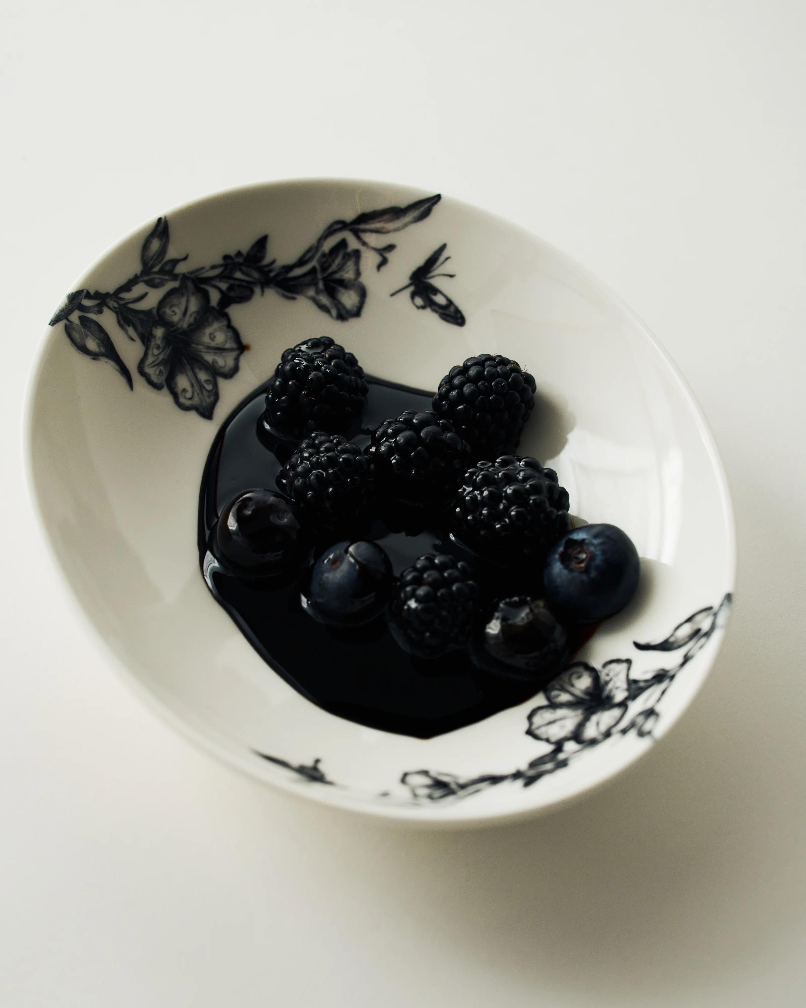 Serving bowl oval S magical blossom white - black Unity - Image 2