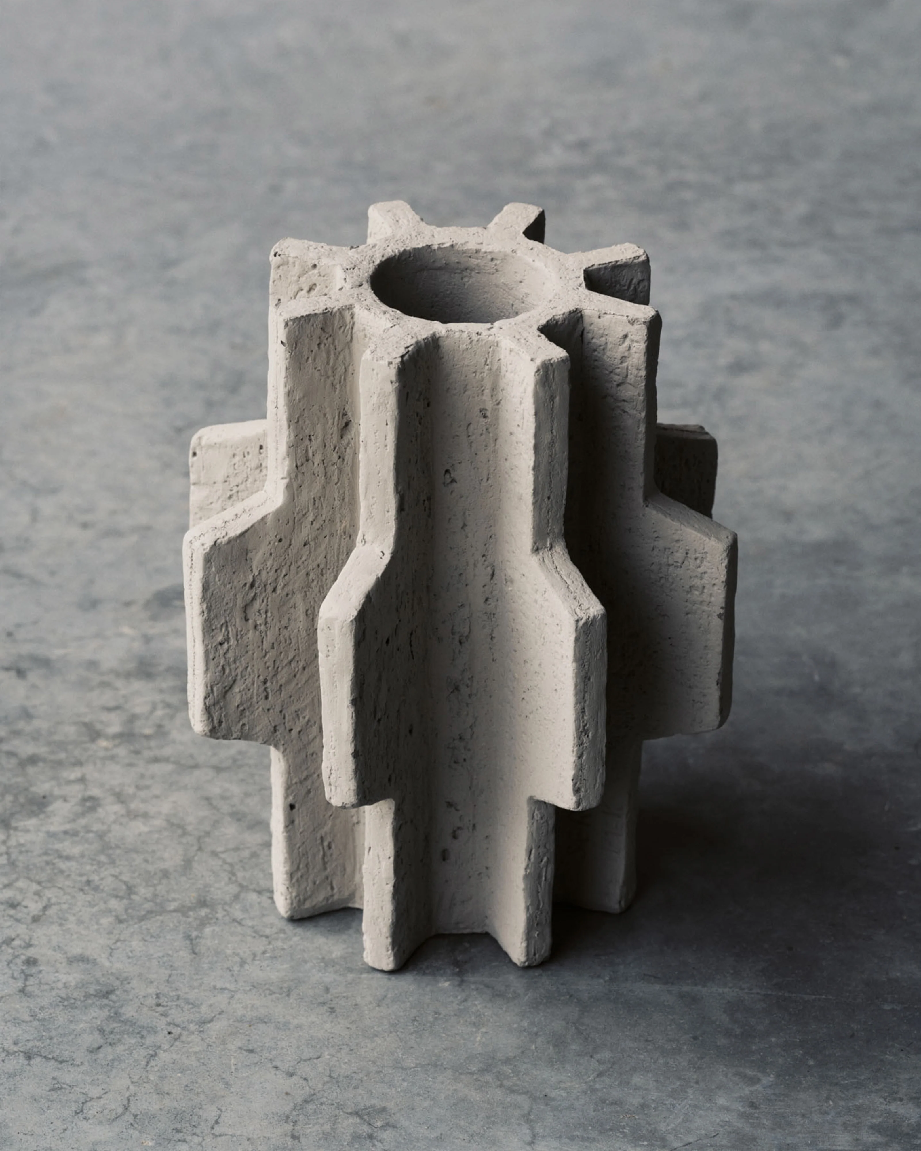 Vase 01 cement FCK - Image 3