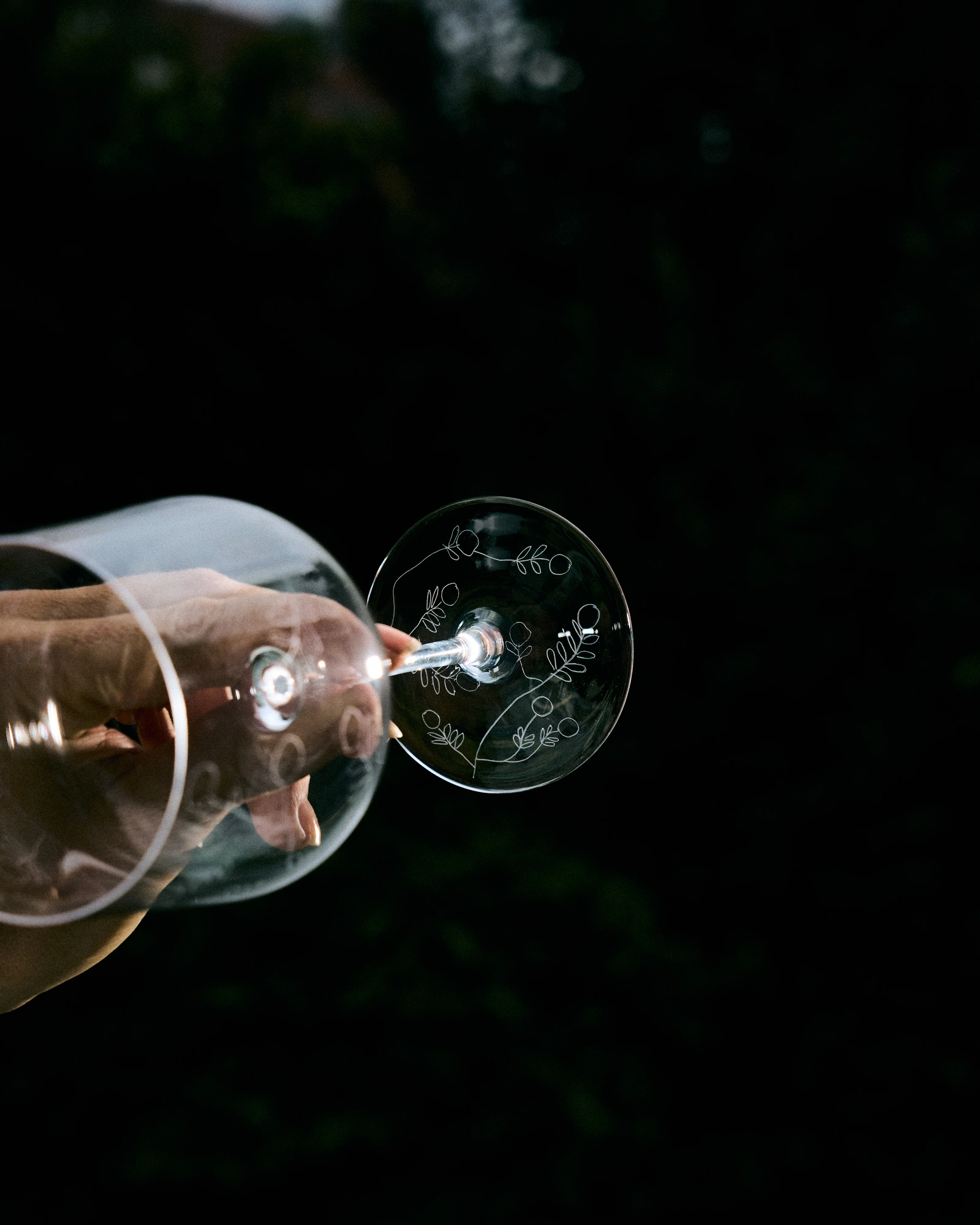 White wine glass mirtillo tea Midnight Flowers - Image 3